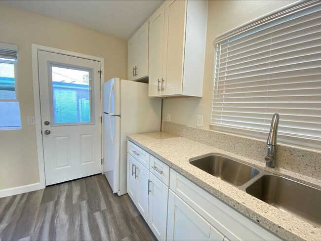 Building Photo - 1 Block from the Beach! Apartment Home in Ocean Beach! Private Garage! Private Patio!