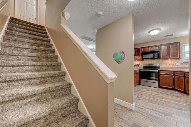 Building Photo - 502 Birdsong Dr