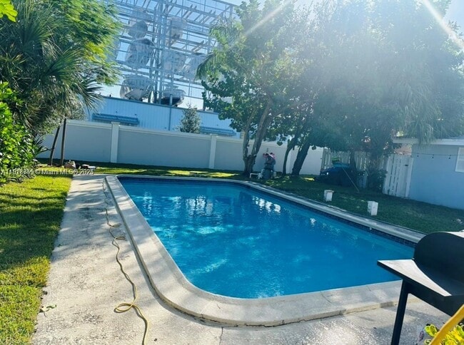 Building Photo - 1810 SW 22nd Ave