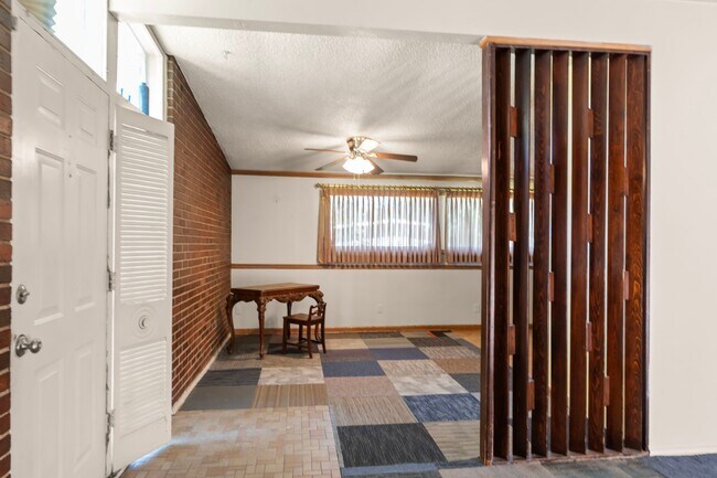 Building Photo - 6452 Evergreen Blvd