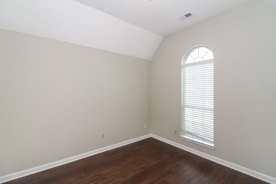Building Photo - 4127 Ravenwood Dr N