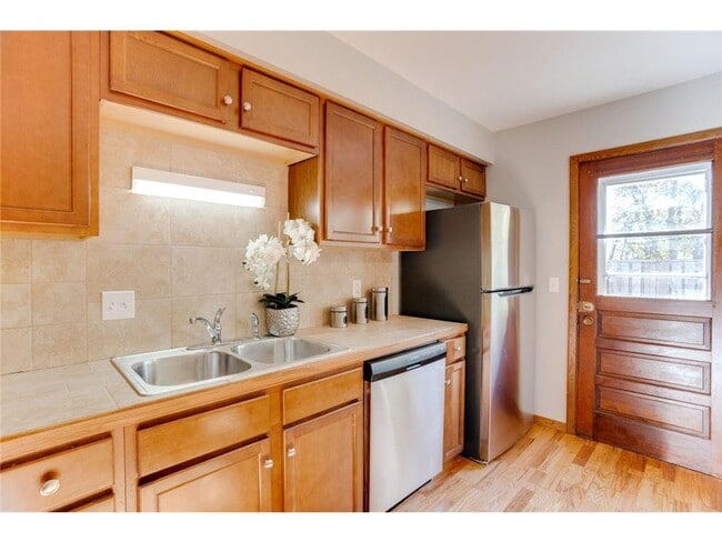 Building Photo - 821 Weeks Ave SE