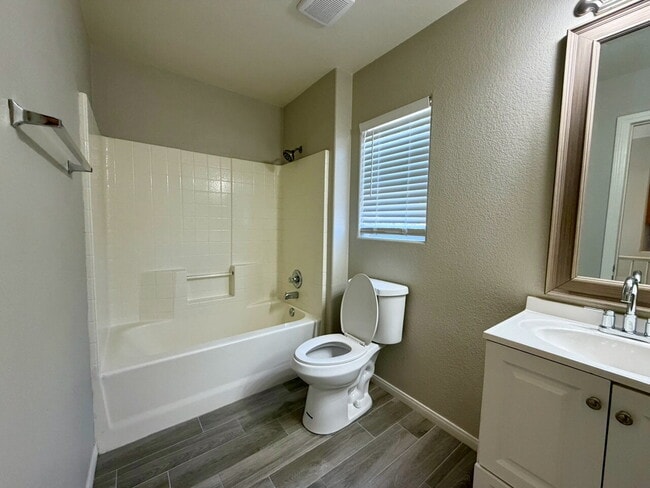 Building Photo - GATED 3 BED 2.5 BATH 1 CAR GARAGE SINGLE FAMILY HOME WITH COMMUNITY POOL