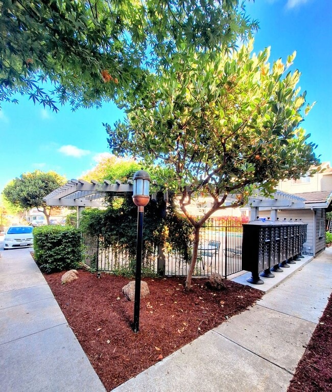 Building Photo - Beautiful Two-Story Condo With Pool, Hot T...