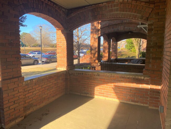 Building Photo - Two Bedroom Apartment On Tattnall Square Park