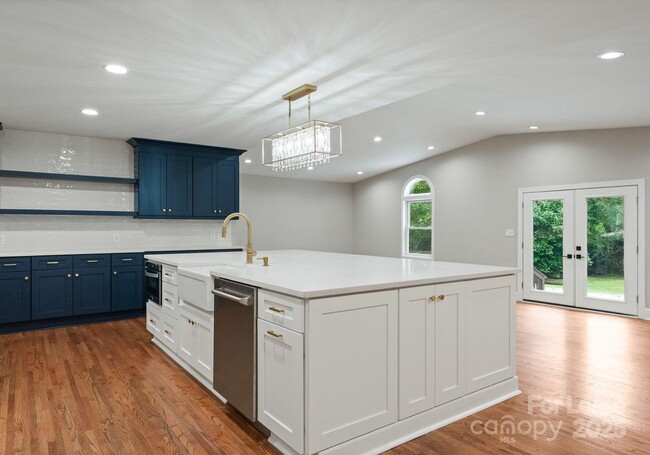 Building Photo - 1121 S Edgemont Ave