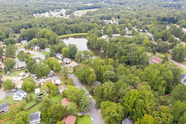 Building Photo - Beautifully Renovated 4-Bedroom Home in Ch...