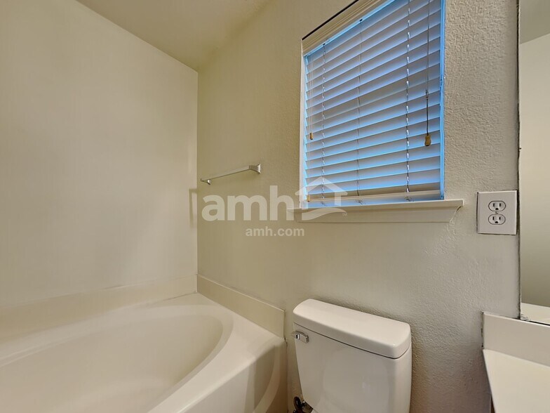 Building Photo - 115 Windsor