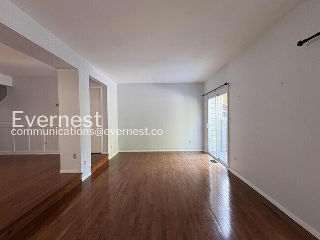 Building Photo - Spacious Town Home with Modern Amenities / 3 Beds & 2.5 Bath / Available Now!