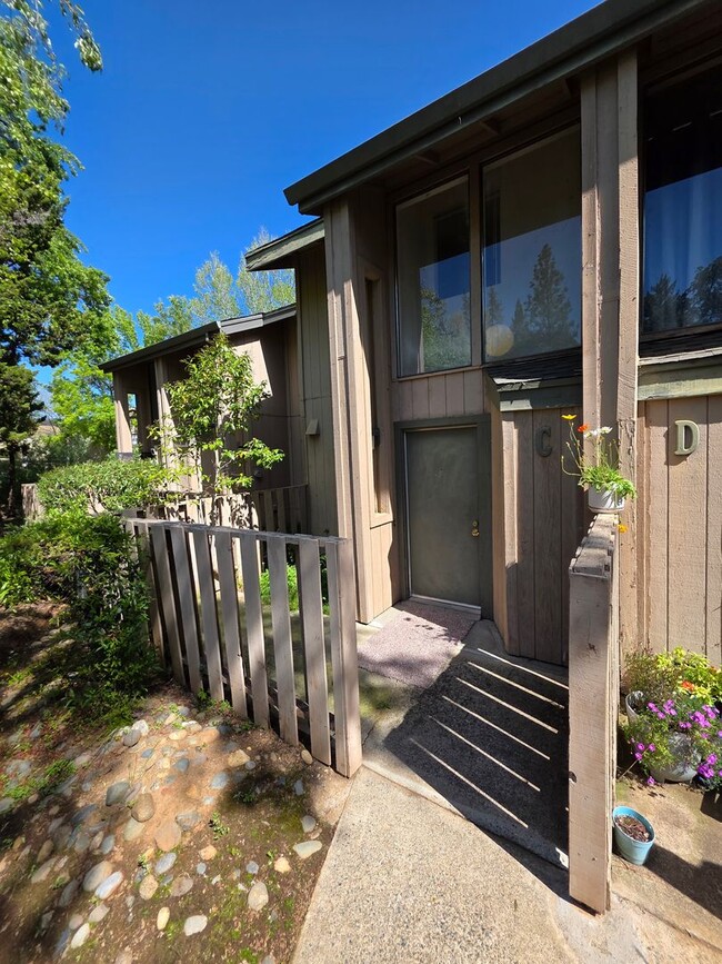 Primary Photo - Charming 2-Bedroom Condominium with Scenic...