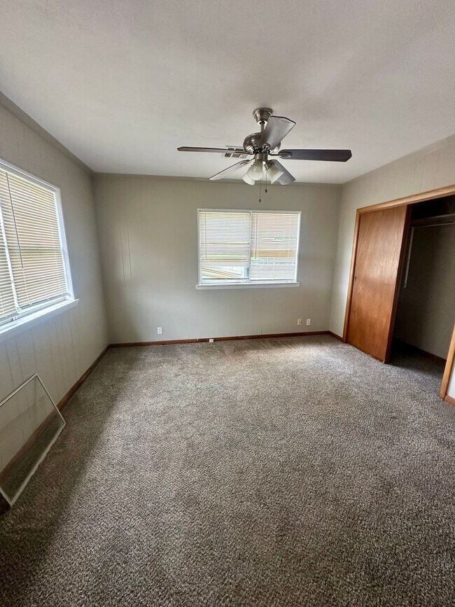 Building Photo - 3 bed 1 bath country house