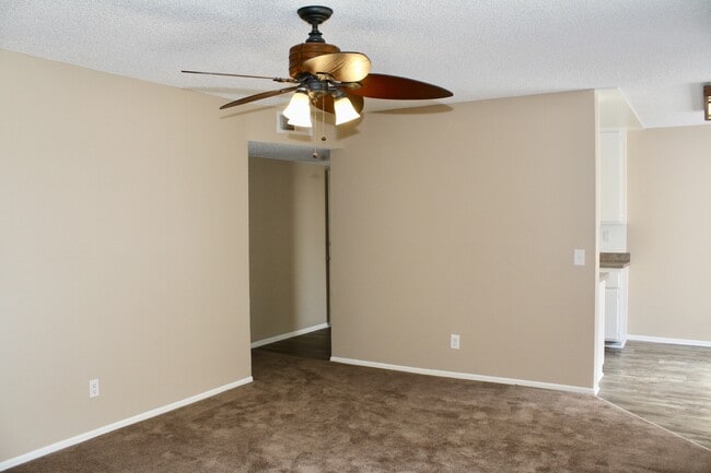 Building Photo - Large 2 Bedroom 2 Bath Condo with 1 Parking Space!