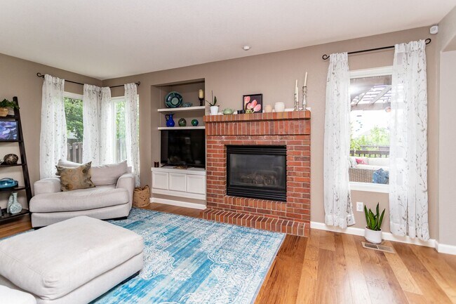 Building Photo - Charming Monument Retreat with  Private Ba...
