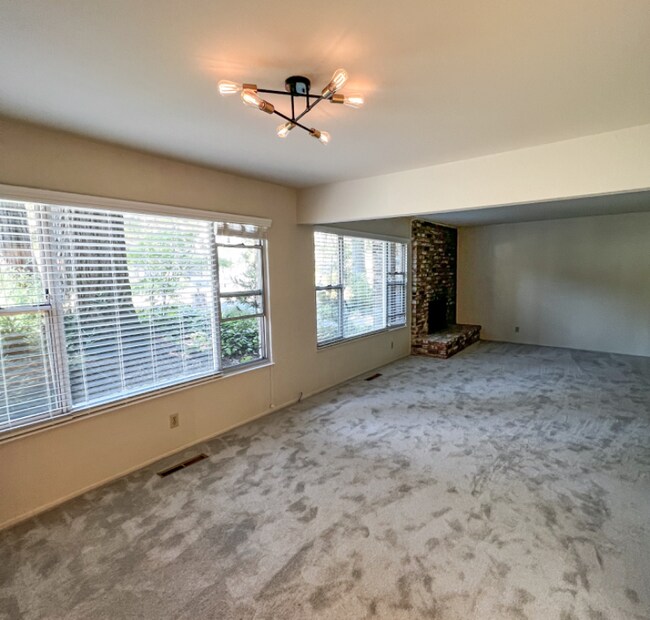 Building Photo - 2096 Ascot Dr