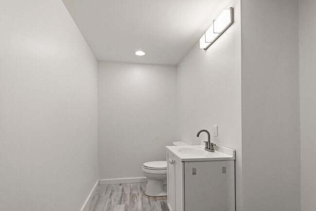 Building Photo - Beautiful 3 bed/2.5 bath Split Level Home – Close to Boeing & The Landing