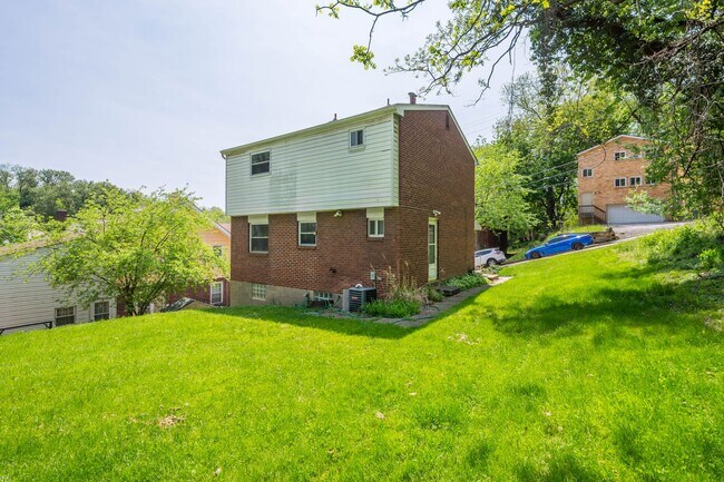 Building Photo - AVAILABLE JULY 1ST! UPDATED 3-bedroom!!