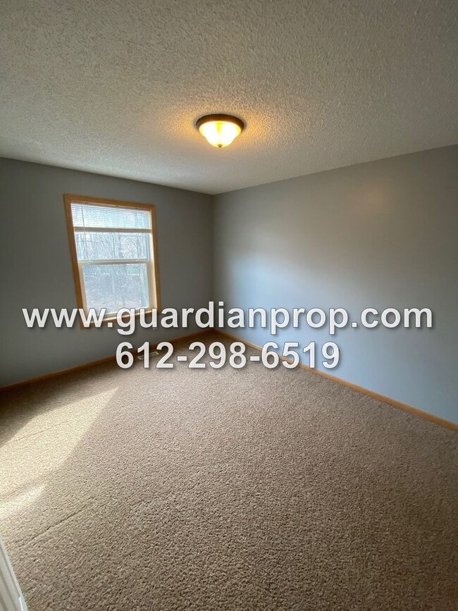 Building Photo - Huge End Unit Townhouse for November 1, Op...