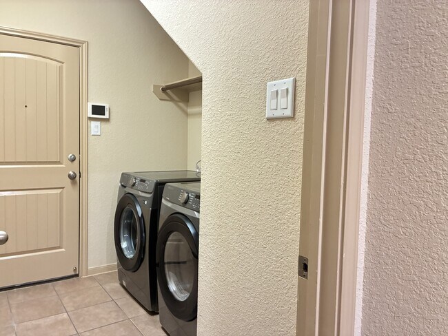 Building Photo - 6111 Grassy Haven Ln