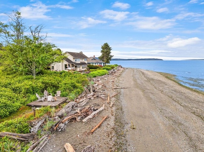Building Photo - This gorgeous Bainbridge home is available with flexible lease terms starting July 10th