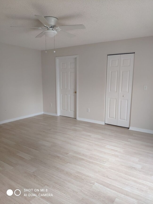 Building Photo - 4/2/2, with screen porch. Convenient locat...