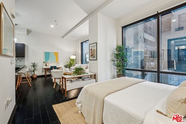 Building Photo - 655 S Hope St