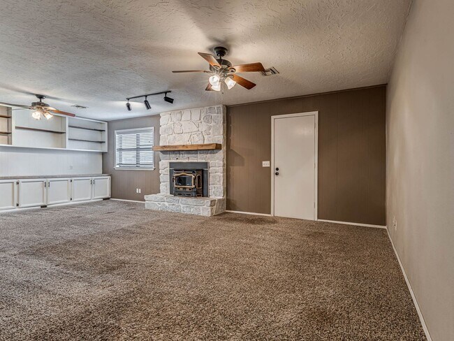 Building Photo - Beautiful 3 bedroom home in the heart of Coweta!