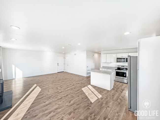 Building Photo - Beautiful 3BD/2BA with Updated Kitchen, 2-Car Detached Garage and A/C in Clairemont!