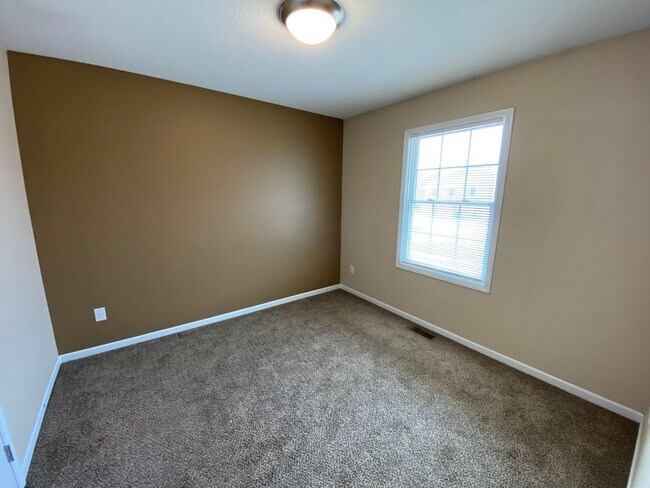 Building Photo - Fox Run Townhomes 1