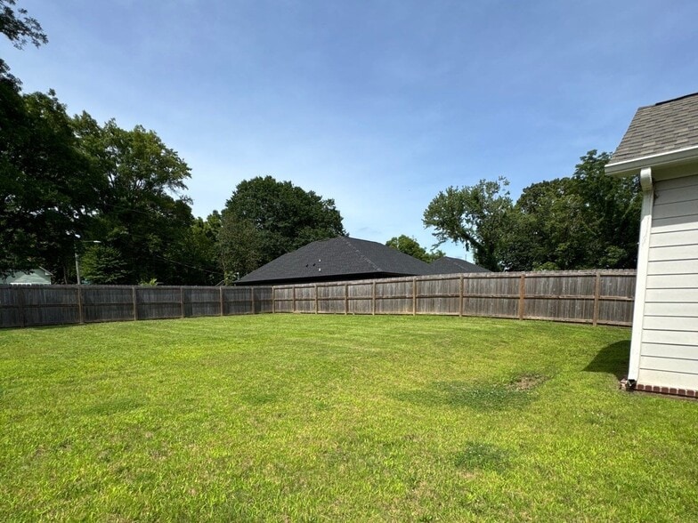 Building Photo - 117 Otis St