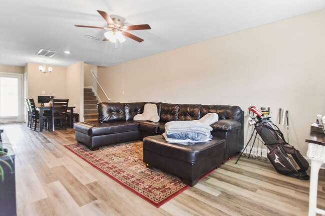 Building Photo - Pet Friendly Three Bedroom!