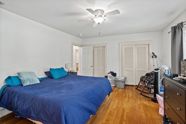 Building Photo - Beautiful brick home on a 1-acre lakefront...