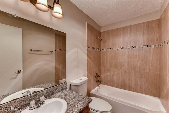 Building Photo - 4 br, 2.5 bath House - 3305 Castle Drive UNIT