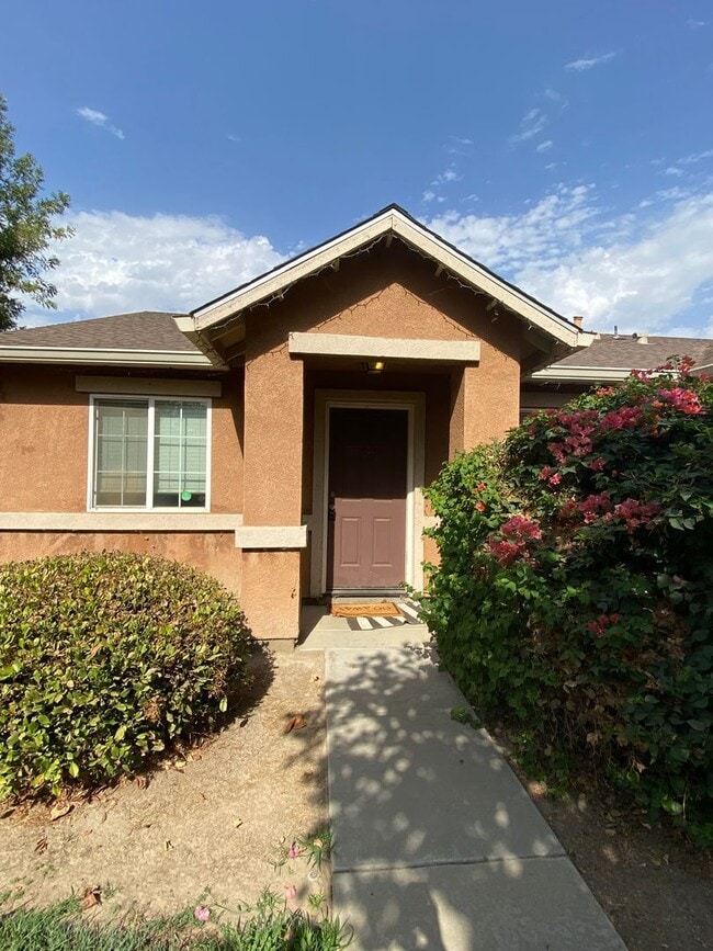 Primary Photo - Charming home for rent in Visalia