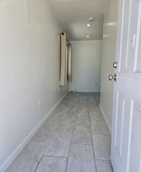 Building Photo - 300 S La Peer Dr