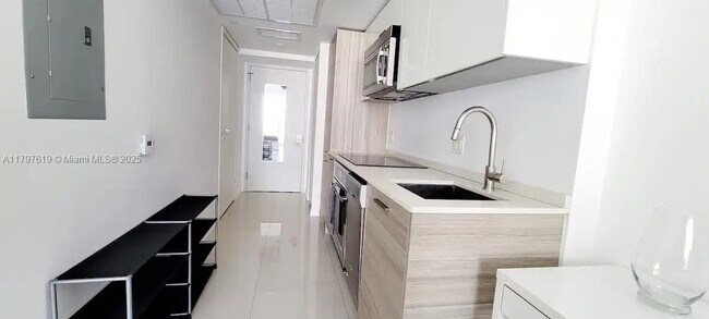 Building Photo - 1300 Brickell Bay Dr