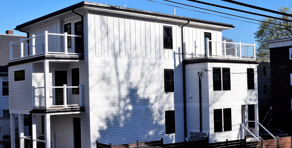 Building Photo - 15 Atkins St
