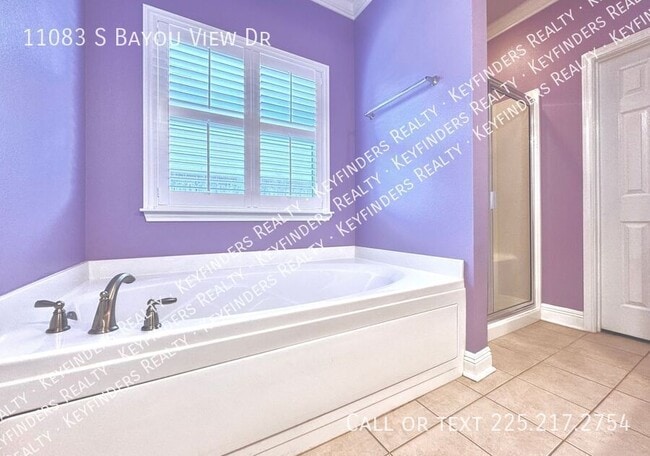 Building Photo - 11083 S Bayou View Dr