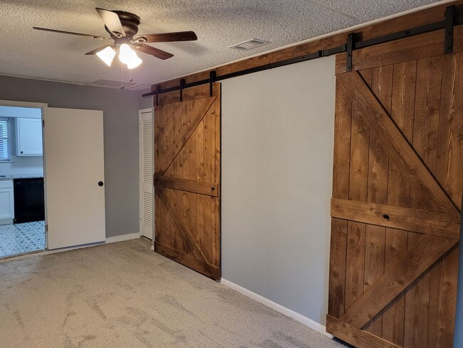 Building Photo - 1713 Chip-N-Dale Dr