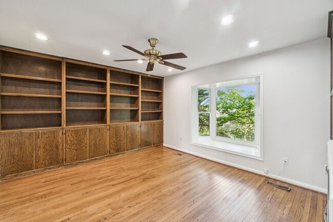 Building Photo - Wonderful, 4 level Arlington Brick townhome!