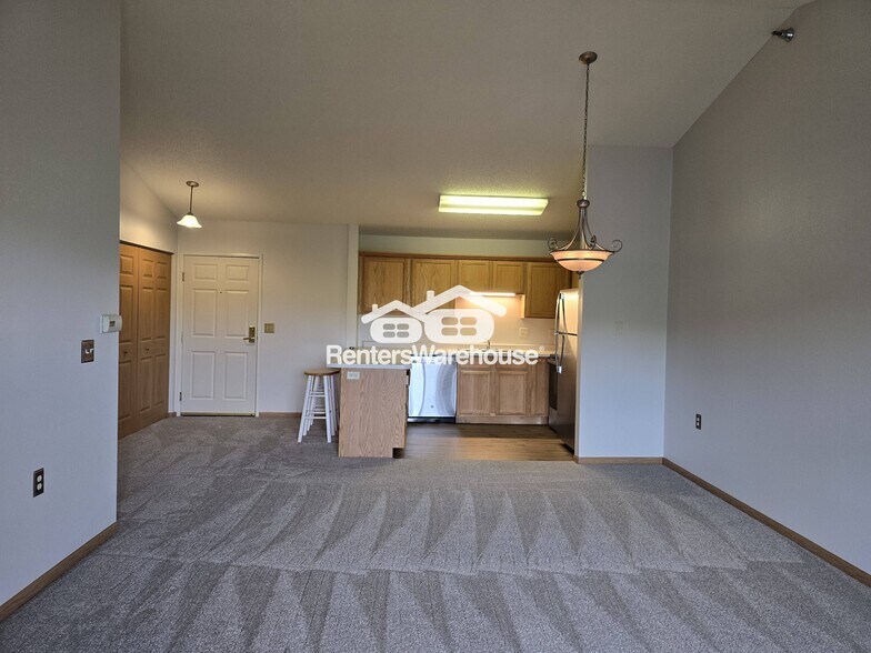 Building Photo - 1321 Lake Dr E