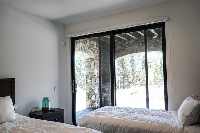 Building Photo - Live Comfortably at CreekHouse – Available...