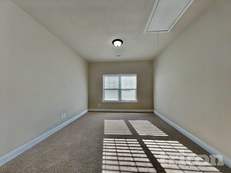 Building Photo - 667 Dandelion Row