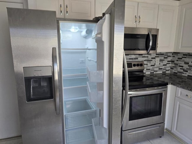 Building Photo - 4768 SW 14th Ct