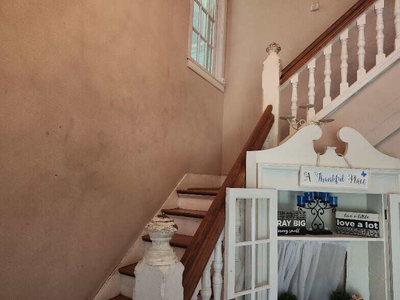 Building Photo - 714 E Lamar St