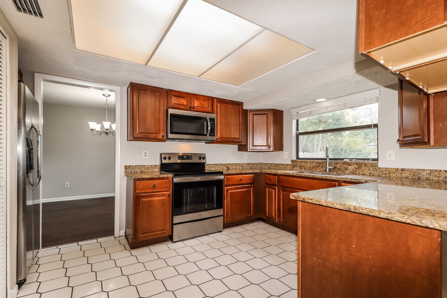 Building Photo - 15715 Country Lake Dr