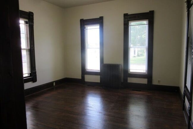 Building Photo - 2 Bedroom House with a Bonus Room