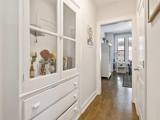 Building Photo - 3251 N Lakewood Ave