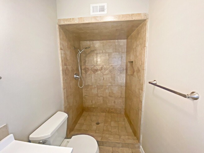 Building Photo - 8642 Fredericksburg Rd