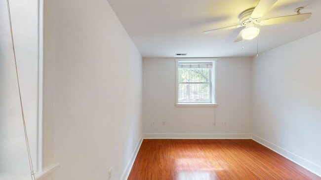 Building Photo - Spacious One Bedroom Condo!