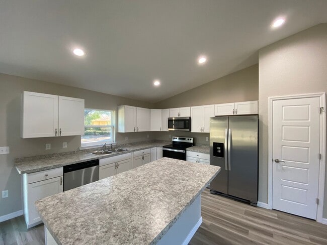 Building Photo - Custom Home - Desirable SE Ocala Neighborhood 3/2/2 **Won't Last**